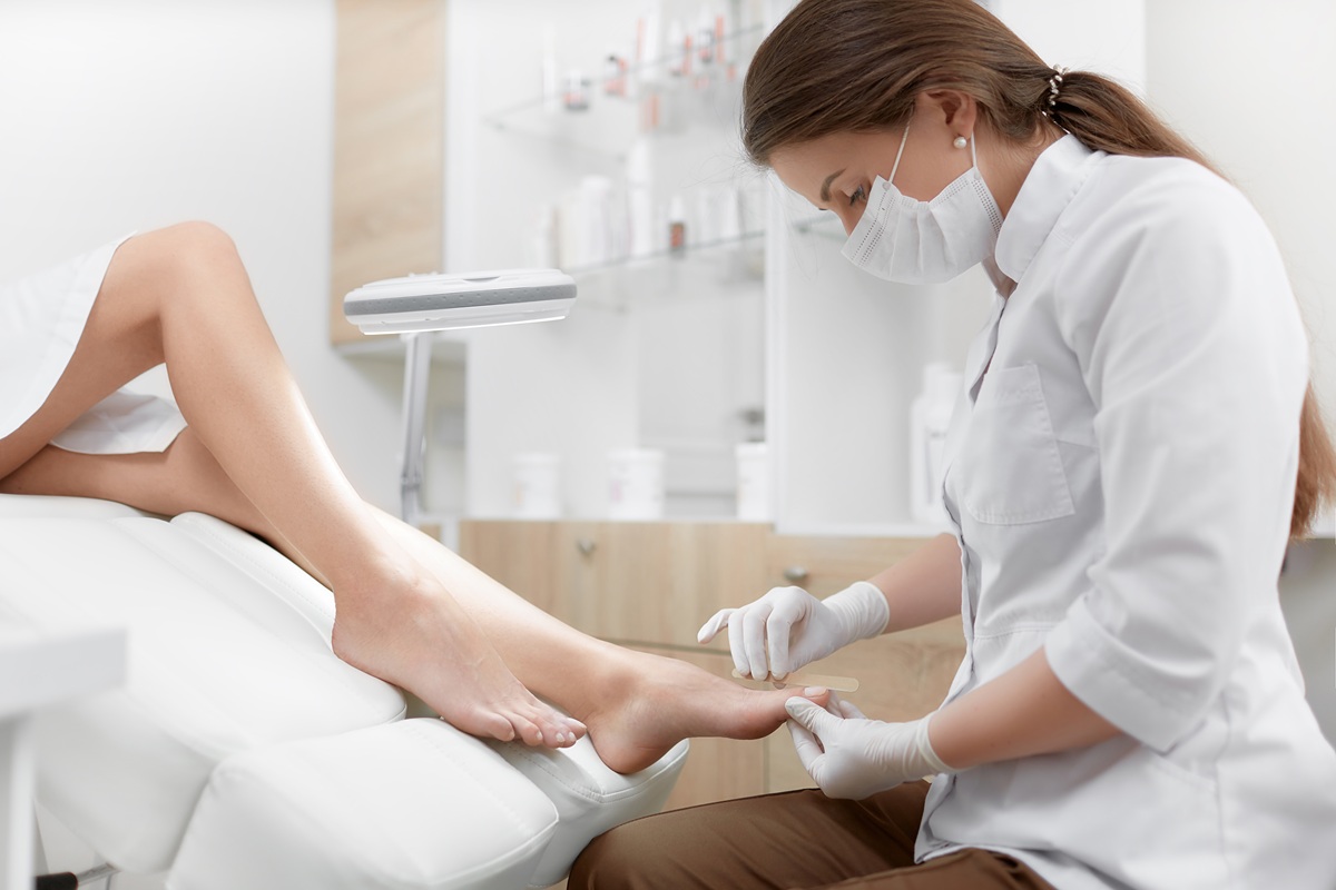 You are currently viewing Podolog a pedicure leczniczy – czym się różnią zabiegi?